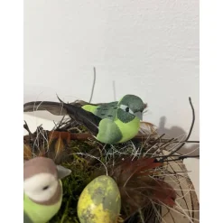 Osterdeko auf einer Baumscheibe Vogel Frühlingsgesteck