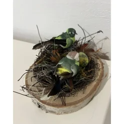 Osterdeko auf einer Baumscheibe Vogel Frühlingsgesteck