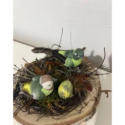 Osterdeko auf einer Baumscheibe Vogel Frühlingsgesteck