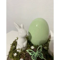 Osterdeko auf einer Baumscheibe Hasen grün