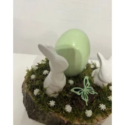 Osterdeko auf einer Baumscheibe Hasen grün