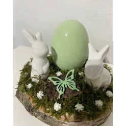 Osterdeko auf einer Baumscheibe Hasen grün
