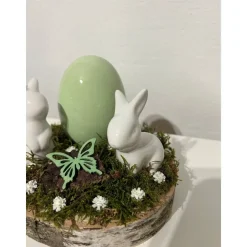 Osterdeko auf einer Baumscheibe Hasen grün