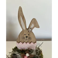 Osterdeko auf einer Baumscheibe