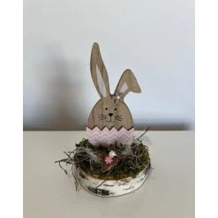 Osterdeko auf einer Baumscheibe