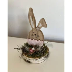 Osterdeko auf einer Baumscheibe