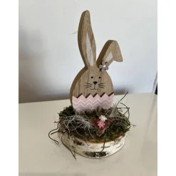 Osterdeko auf einer Baumscheibe