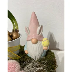 Osterdeko auf einer Baumscheibe mit Blumentopf und einem Wichtel