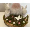 Osterdeko auf einer Baumscheibe Hasen