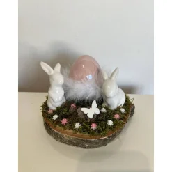 Osterdeko auf einer Baumscheibe Hasen