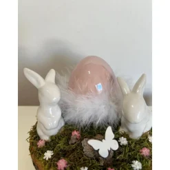 Osterdeko auf einer Baumscheibe Hasen