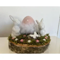 Osterdeko auf einer Baumscheibe Hasen