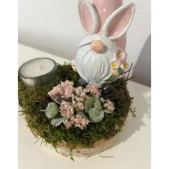 Osterdeko auf einer Baumscheibe Wichtel