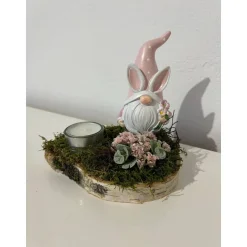 Osterdeko auf einer Baumscheibe Wichtel