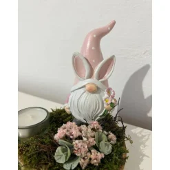 Osterdeko auf einer Baumscheibe Wichtel