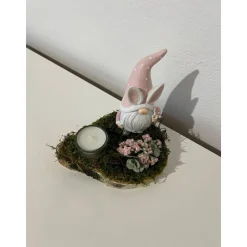 Osterdeko auf einer Baumscheibe Wichtel