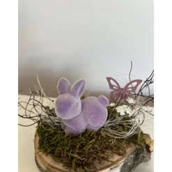 Osterdeko auf einer Baumscheibe