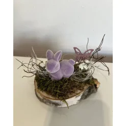 Osterdeko auf einer Baumscheibe