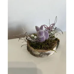 Osterdeko auf einer Baumscheibe