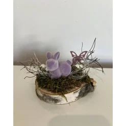 Osterdeko auf einer Baumscheibe