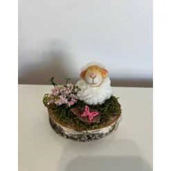 Osterdeko auf einer Baumscheibe