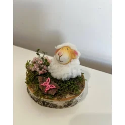 Osterdeko auf einer Baumscheibe