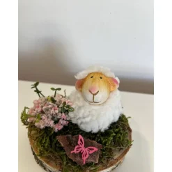 Osterdeko auf einer Baumscheibe