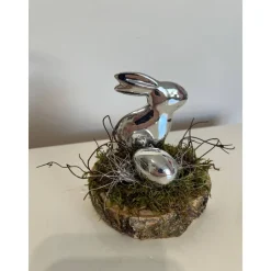 Osterdeko auf einer Baumscheibe