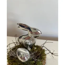 Osterdeko auf einer Baumscheibe