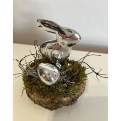 Osterdeko auf einer Baumscheibe