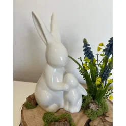 Osterdeko auf einer Baumscheibe