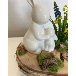 Osterdeko auf einer Baumscheibe