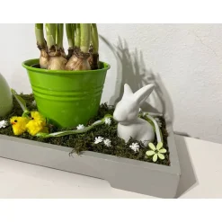 Osterdeko auf Tablett mit Blumentopf