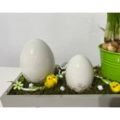 Osterdeko auf Tablett mit Blumentopf