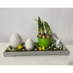 Osterdeko auf Tablett mit Blumentopf