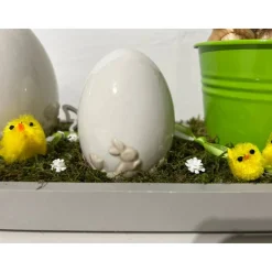 Osterdeko auf Tablett mit Blumentopf