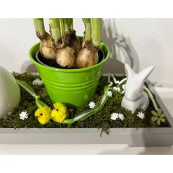 Osterdeko auf Tablett mit Blumentopf