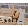 Osterdeko aus Holzklötzchen mit Schriftzug „Ostern“ & Hase aus Raysin – liebevolle Frühlingsdeko