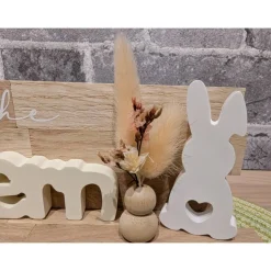 Osterdeko aus Holzklötzchen mit Schriftzug „Ostern“ & Hase aus Raysin – liebevolle Frühlingsdeko