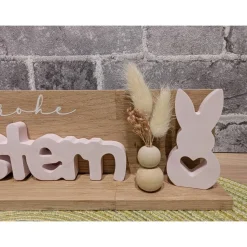Osterdeko aus Holzklötzchen mit Schriftzug „Ostern“ & Hase aus Raysin – liebevolle Frühlingsdeko