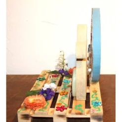 Osterdeko BLUMENWIESE  Collage auf einer kleinen Holzpalette Osterdekoration Osterhase Osterei Blüten Blumen Ostern