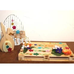 Osterdeko BLUMENWIESE  Collage auf einer kleinen Holzpalette Osterdekoration Osterhase Osterei Blüten Blumen Ostern