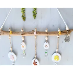 Osterdeko für Fenster hängend, mit handgefertigter Keramik und Sonnenfänger Kristallen, Osterdeko skandinavisch