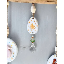 Osterdeko für Fenster hängend, mit handgefertigter Keramik und Sonnenfänger Kristallen, Osterdeko skandinavisch