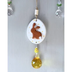 Osterdeko für Fenster hängend, mit handgefertigter Keramik und Sonnenfänger Kristallen, Osterdeko skandinavisch