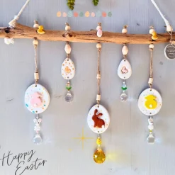 Osterdeko für Fenster hängend, mit handgefertigter Keramik und Sonnenfänger Kristallen, Osterdeko skandinavisch