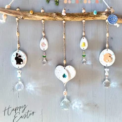 Osterdeko für Fenster hängend, mit handgefertigter Keramik und Sonnenfänger Kristallen, Osterdeko skandinavisch