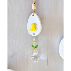 Osterdeko für Fenster hängend, mit handgefertigter Keramik und Sonnenfänger Kristallen, Osterdeko skandinavisch