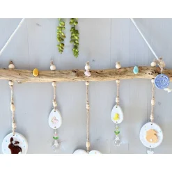 Osterdeko für Fenster hängend, mit handgefertigter Keramik und Sonnenfänger Kristallen, Osterdeko skandinavisch