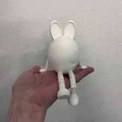 Osterdeko Hasen-Kantenhocker mit baumelnden Beinen aus dem 3D-Druck - Eine kleine Oster- und Frühlingsdeko zum sitzen